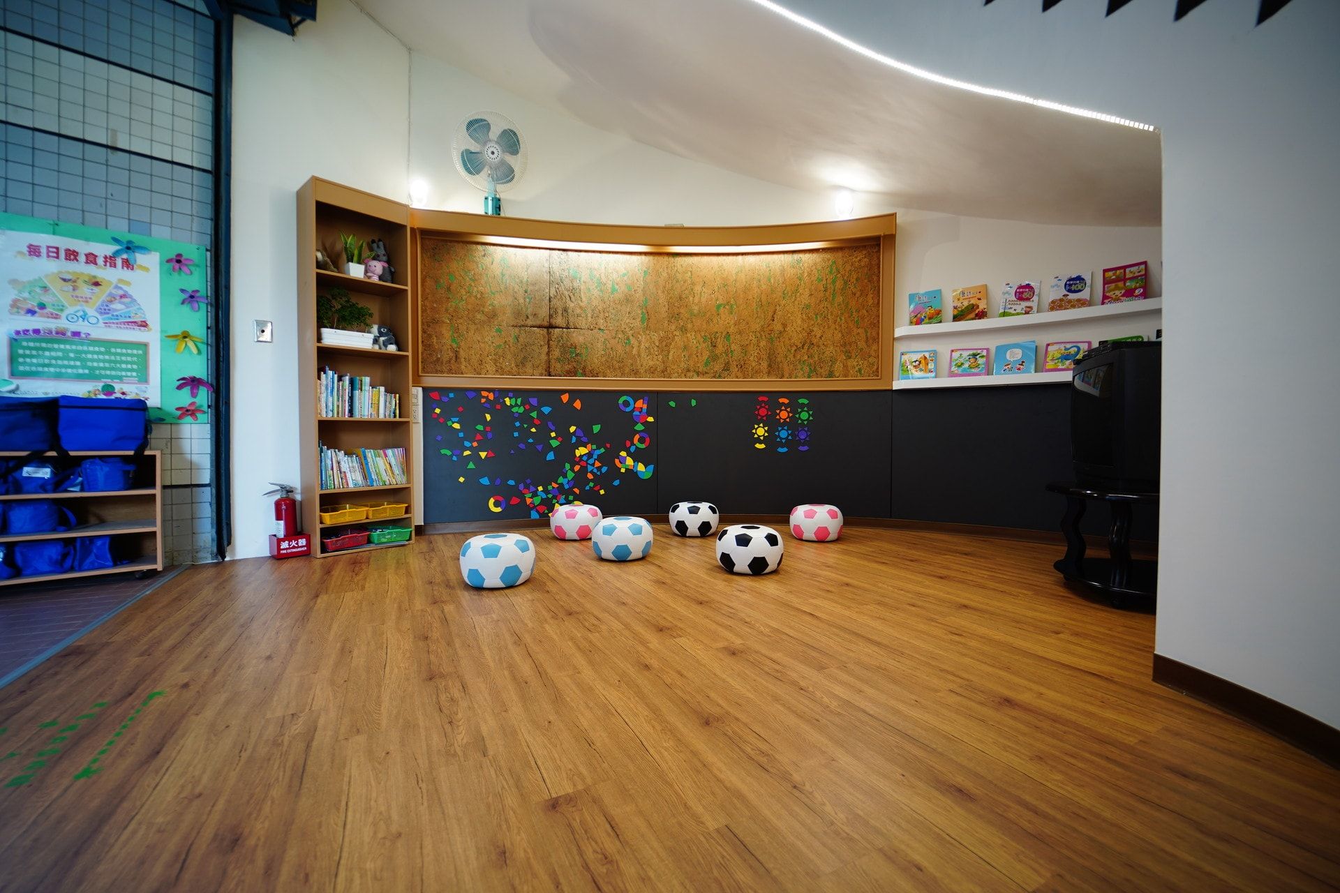 仁惠幼稚園：幼兒教室木地板與收納櫃