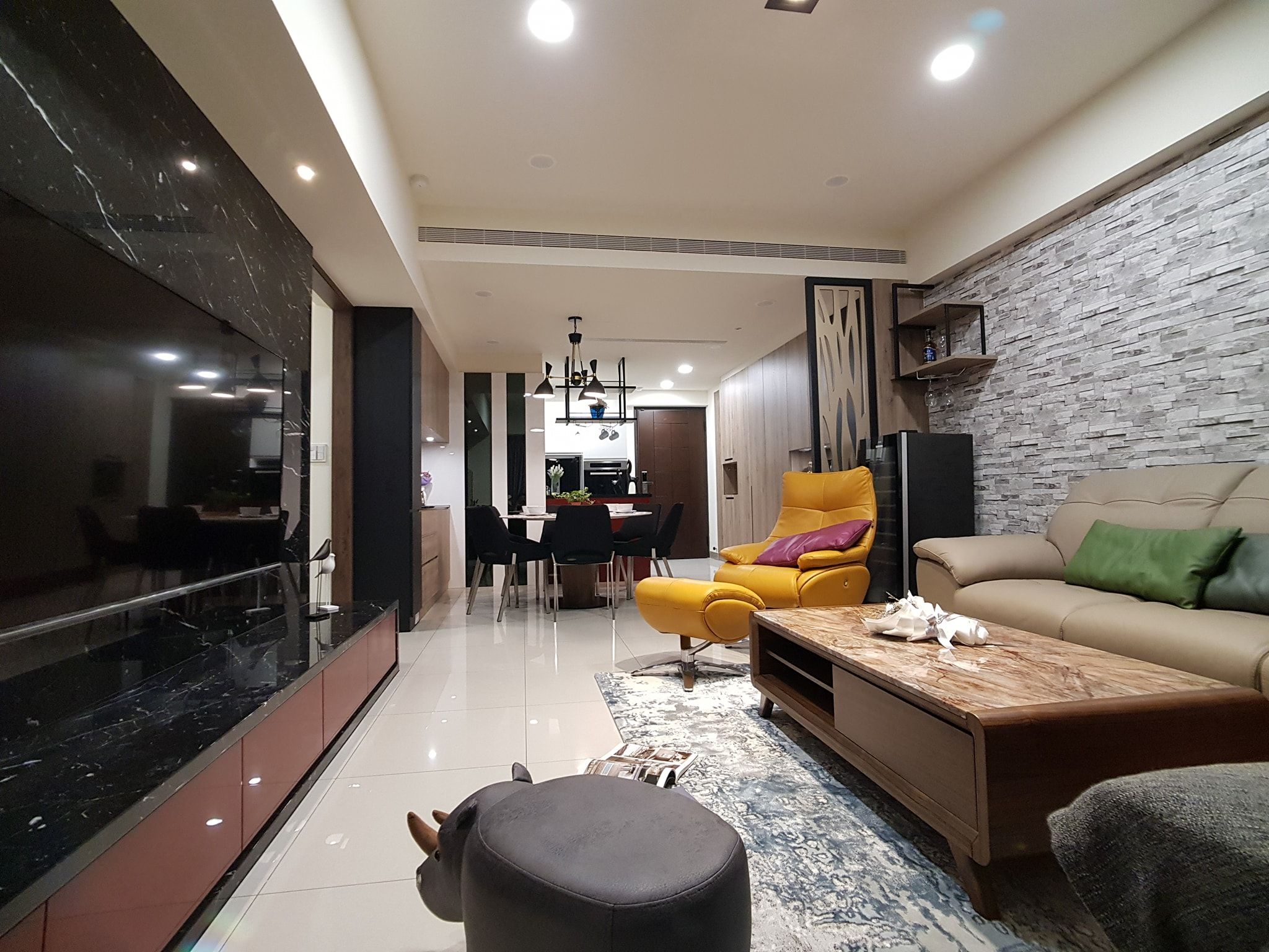 美麗綻：客廳到餐廳的動線全景