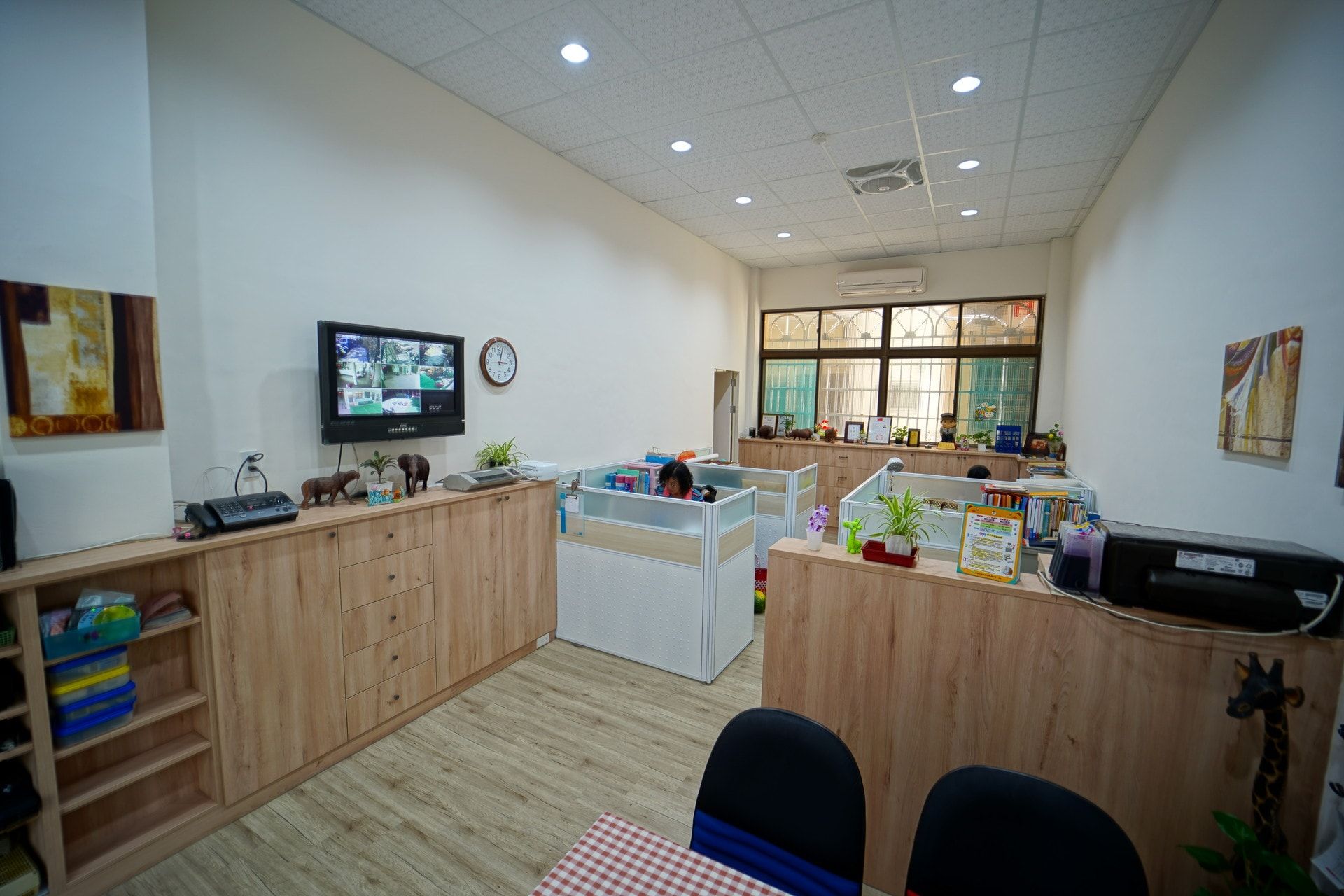 仁惠幼稚園：教室收納矮櫃與電視