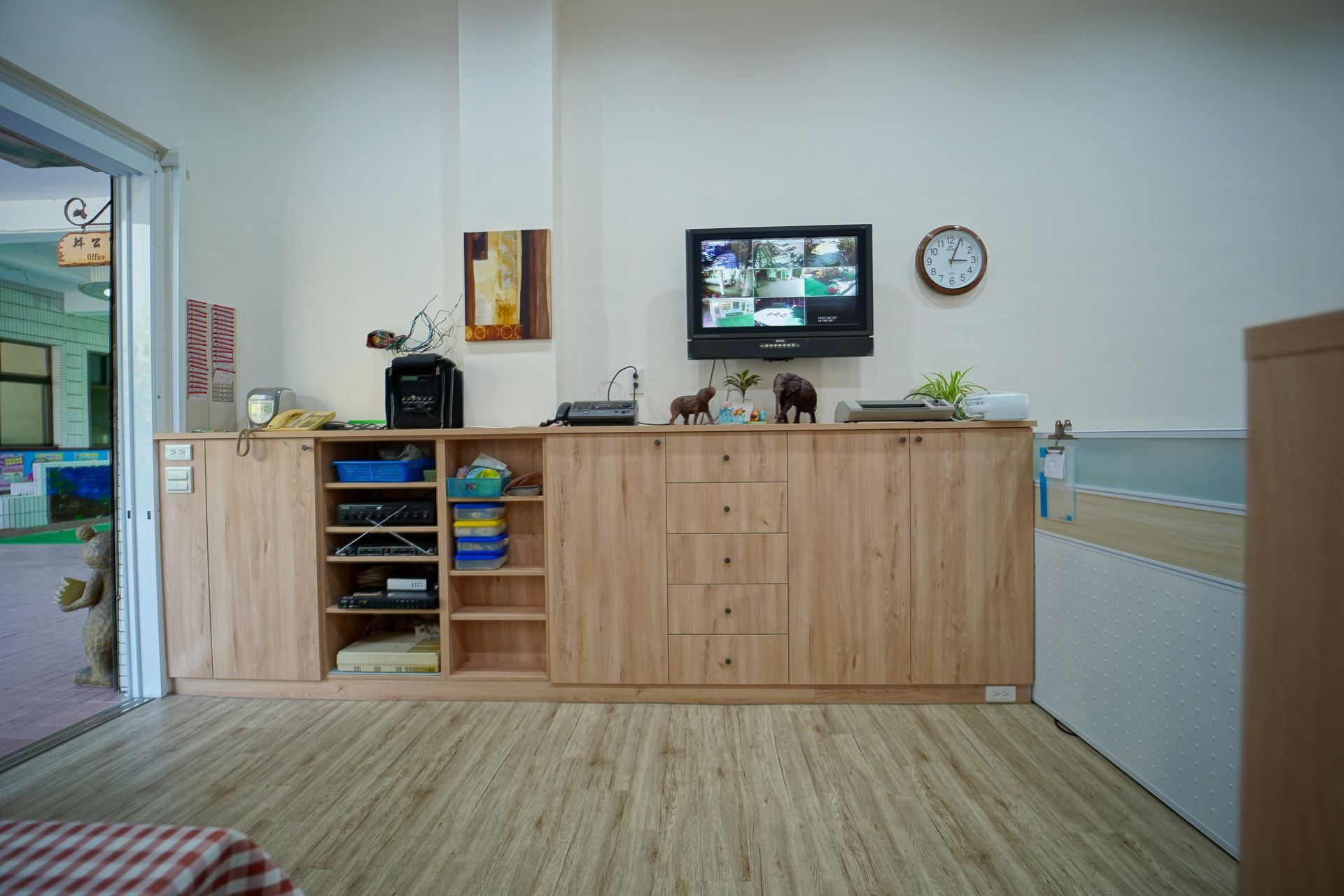 仁惠幼稚園：教室木紋收納櫃